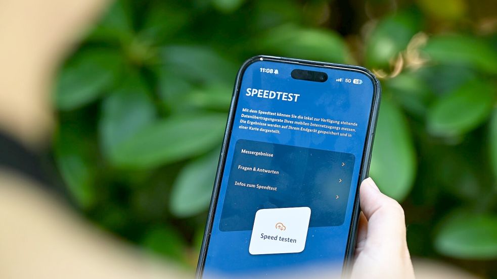Wie ist mein Handyempfang? Zehntausende Menschen zückten ihr Smartphone, um diese Frage zu klären. Foto: Wolf von Dewitz/dpa