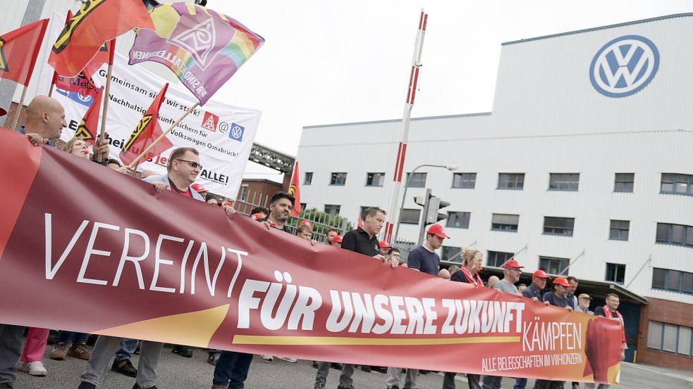 Rund 70 Vertrauensleute und Betriebsräte versammelten sich zu dem Protest vor dem Werkstor. Foto: David Ebener/dpa
