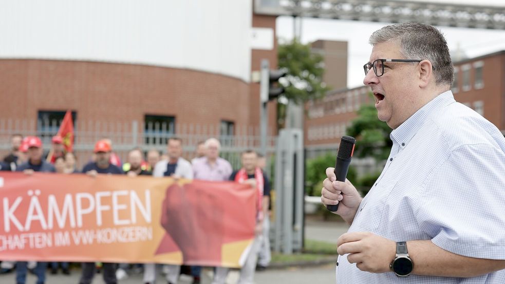 Der Osnabrücker IG-Metall-Chef Stephan Soldanski sprach zu den Teilnehmern. Foto: David Ebener/dpa