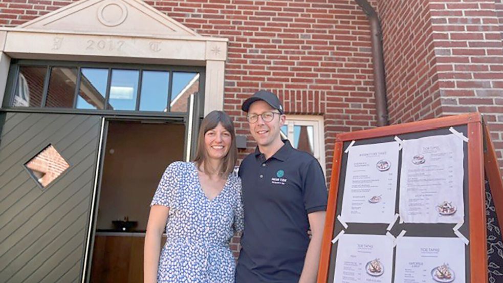 Anna und Stefan Burlager haben mit der „Neuen Tide“ ein zweites Lokal neben dem Fischhaus Ditzum eröffnet, allerdings mit einem ganz anderen Konzept. Foto: Tatjana Gettkowski