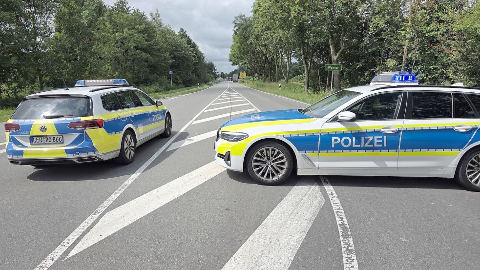 Die Polizei hat die Straße gesperrt. Foto: Bodo Wolters