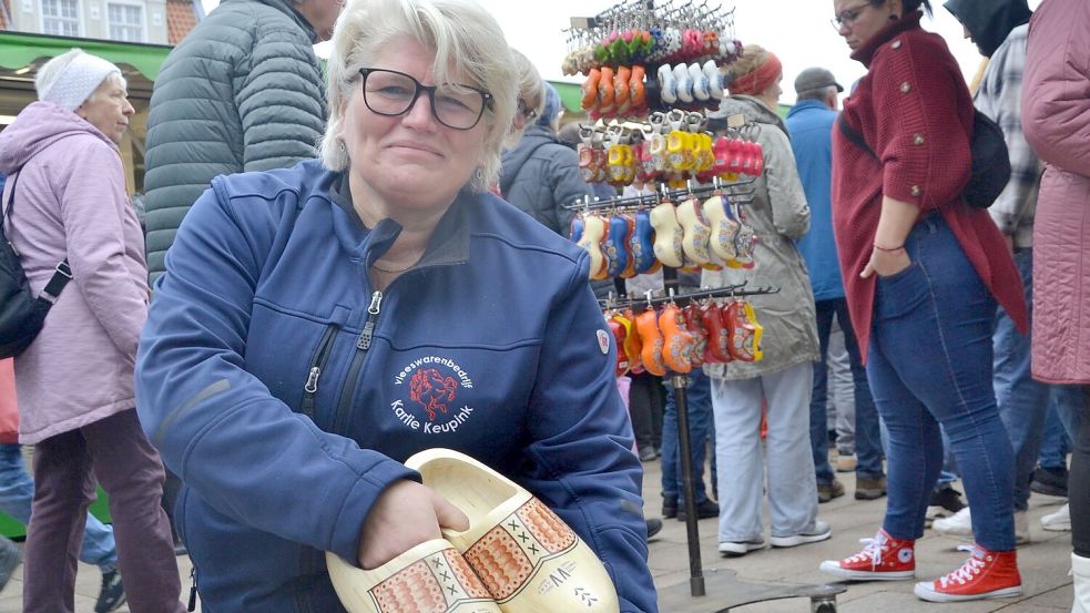 Ein Hollandmarkt lockt an diesem Wochenende nach Aurich. Das Foto aus dem Vorjahr zeigt Händlerin Nicole Keupink mit ihren Holzclogs. Foto: Aiko Recke/Archiv