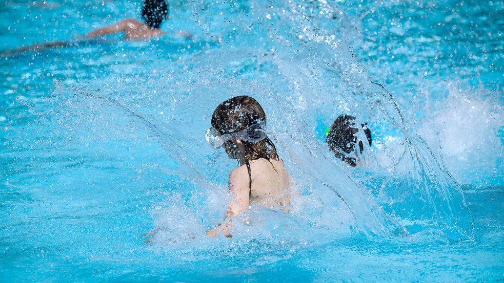 Im Freibad Isums gibt es an diesem Freitag ein Jubiläumsfest. Symbolfoto: Bernd von Jutrczenka/DPA