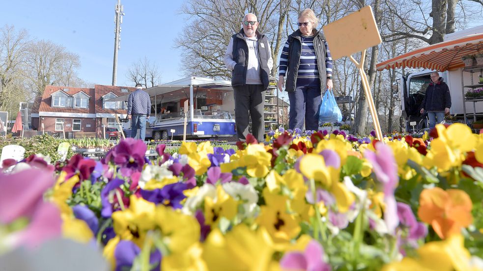 Dieses Foto vom Pewsumer Wochenmarkt entstand im März 2025, als noch deutlich weniger Händler vertreten waren. Jetzt kommen fünf Beschicker dazu. Foto: Klaus Ortgies/Archiv