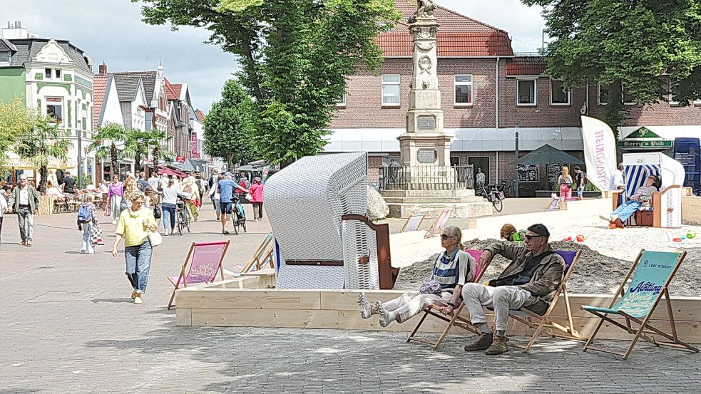 Kaum standen die Strandkörbe und Klappstühle genossen dort Besucherinnen und Besucher der Innenstadt das schöne Wetter. Foto: Bodo Wolters