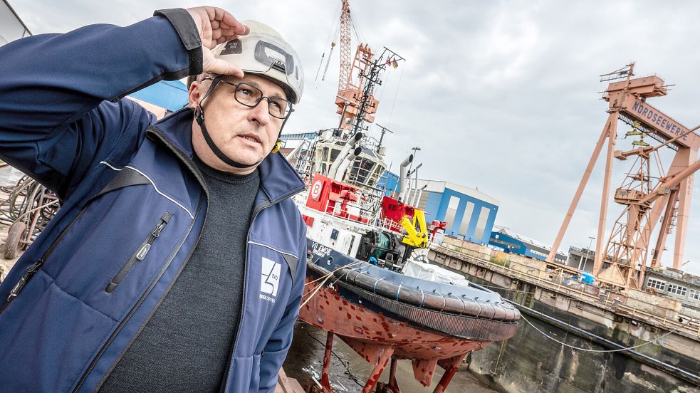 Björn Sommer ist Geschäftsführer der Emder Werft EWD. Sie nutzt das alte Nordseewerke-Gelände. Im Hintergrund ist der alte Kran zu sehen, der nicht mehr benutzt wird. Foto: Klaus Ortgies