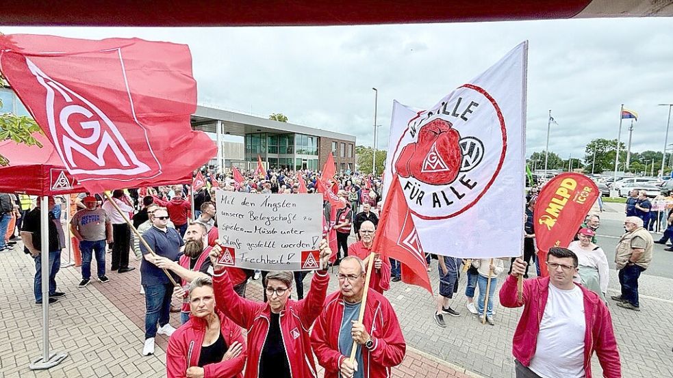 In Emden wird gegen die Sparpläne von VW demonstriert. Foto: Klaus Ortgies