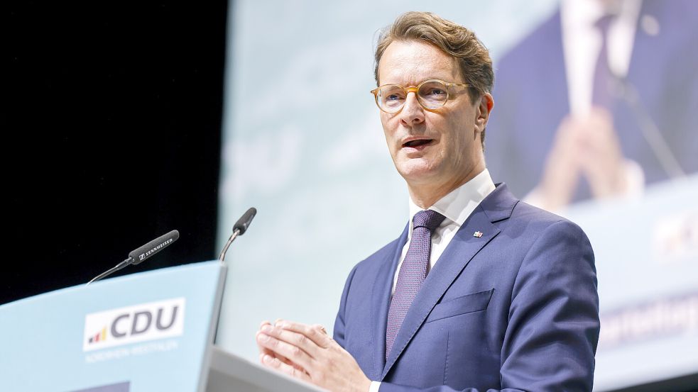 Hendrik Wüst hat auf Tiktok ein Video zu den Gefahren von künstlicher Intelligenz und Fake News geteilt. Foto: dpa/Thomas Banneyer