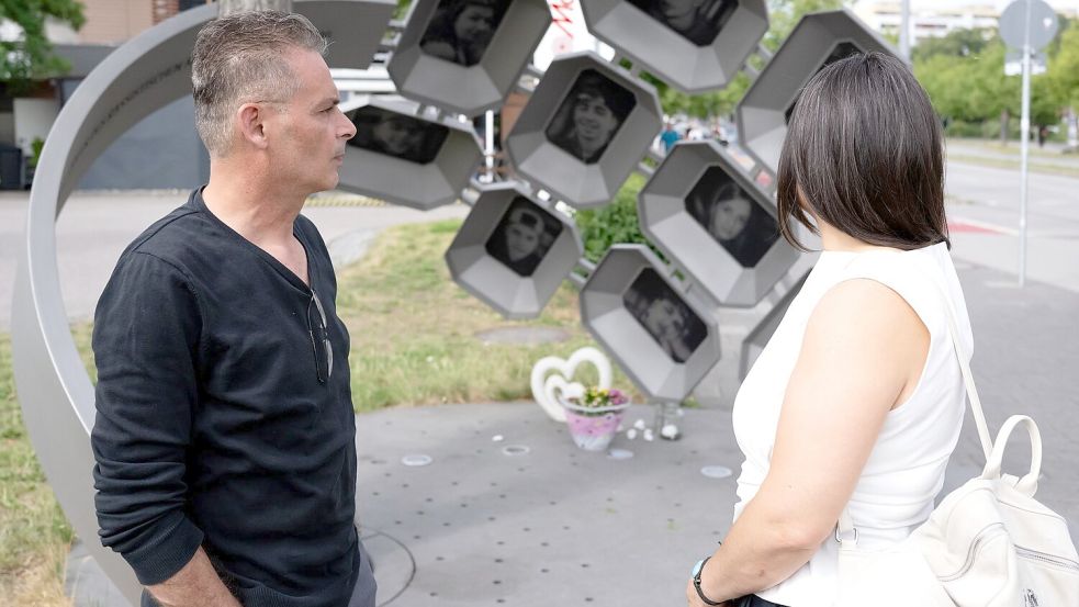 Sibel (r) und Hasan (l) Leyla haben bei dem rassistischen Anschlag ihren Sohn Can verloren. Foto: Sven Hoppe