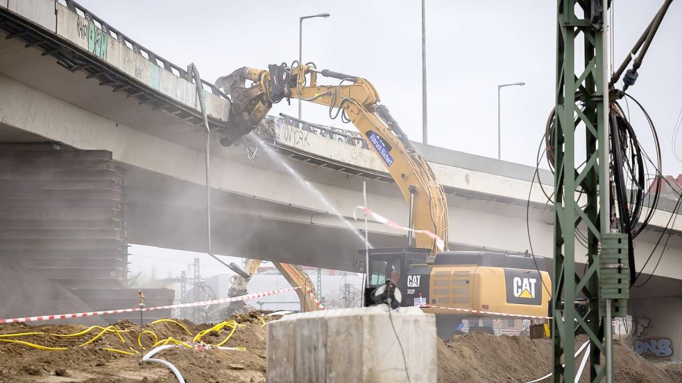 Die Ringbahnbrücke in Berlin trug täglich sehr viel Verkehr. (Archivbild) Foto: Christoph Soeder/dpa