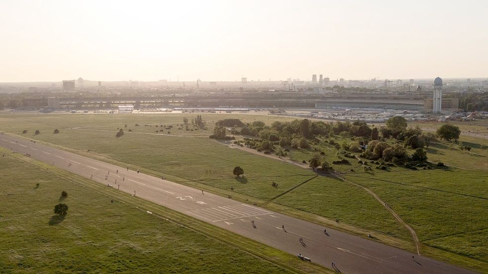 Große Freiflächen wie das Tempelhofer Feld in Berlin sind super fürs Stadtklima. (Archivbild) Foto: Sebastian Gollnow