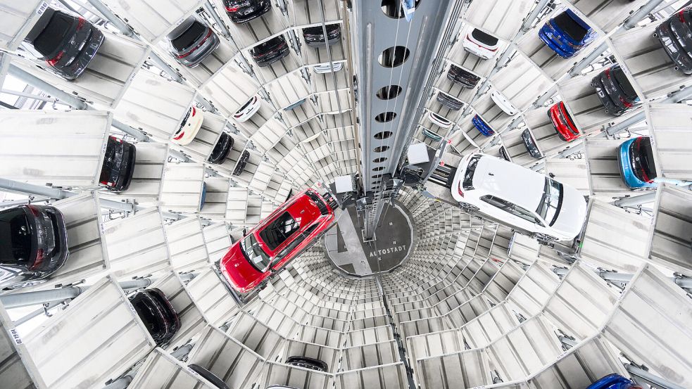 Autos von Volkswagen stehen zur Auslieferung in einem Turm der Autostadt am VW-Stammwerk. Foto: Julian Stratenschulte/DPA