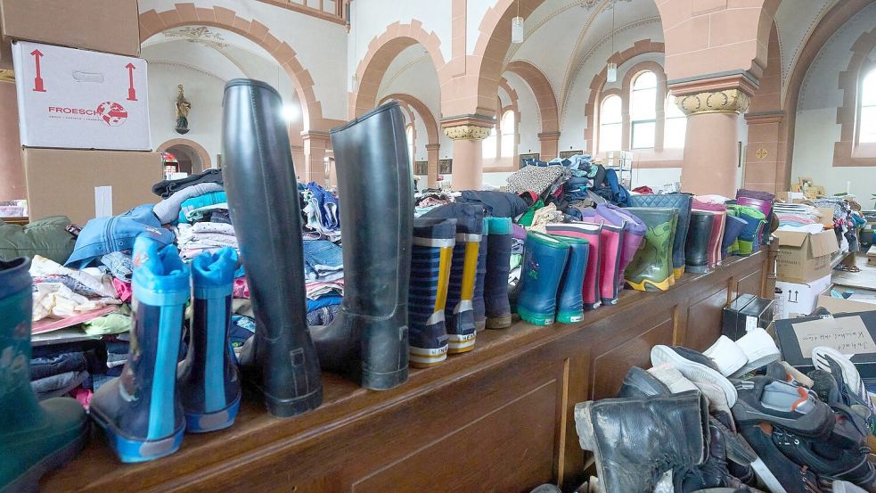 Auch Gummistiefel für Kinder gehörten zu den benötigten Hilfsgütern nach der Flut. (Archivbild) Foto: Thomas Frey