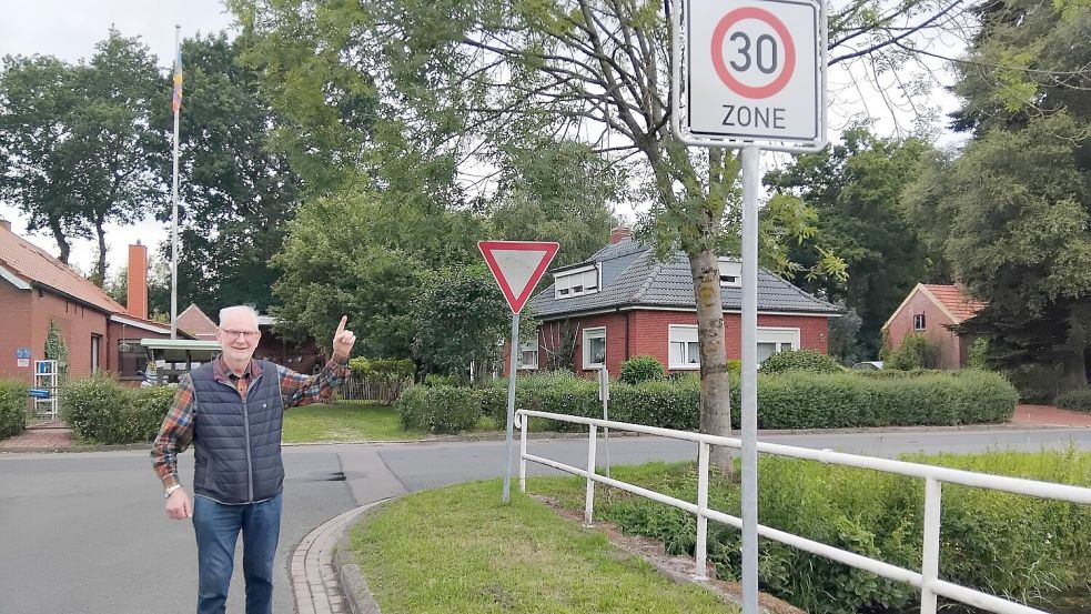 Ratsherr Ulrich Benedix an einem der Tempo-30-Schilder. Foto: Clarissa Scherzer