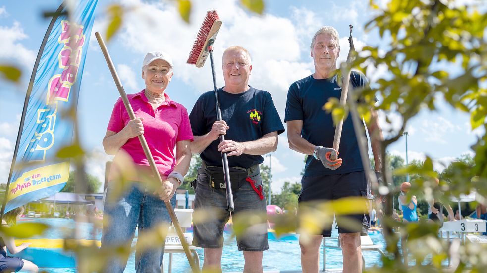 Ingrid Garrelts, Jörg van Grieken und Wilfried Behrensdorf sind Teil des Grünpflege-Teams im Freibad Borssum. Sie helfen überall aus, wo sie gebraucht werden – auch im Winter. Foto: Klaus Ortgies