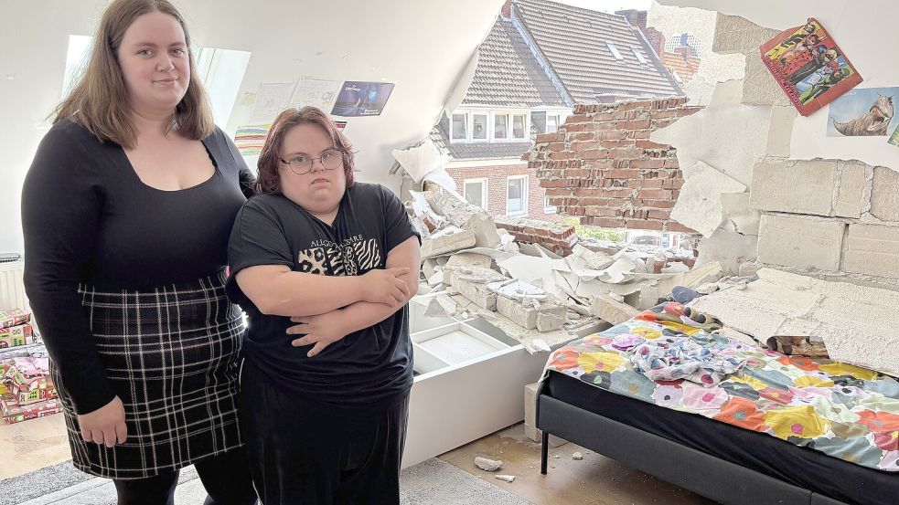 Stehen vor einem Scherbenhaufen: Tomke Erdmann mit ihrer kleinen Schwester Meike Grensemann. Foto: Stephanie Schuurman
