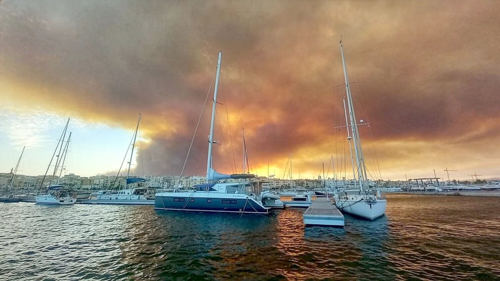 Der Brand wütet unweit der Mittelmeerküste. Foto: -/EUROPA PRESS/dpa