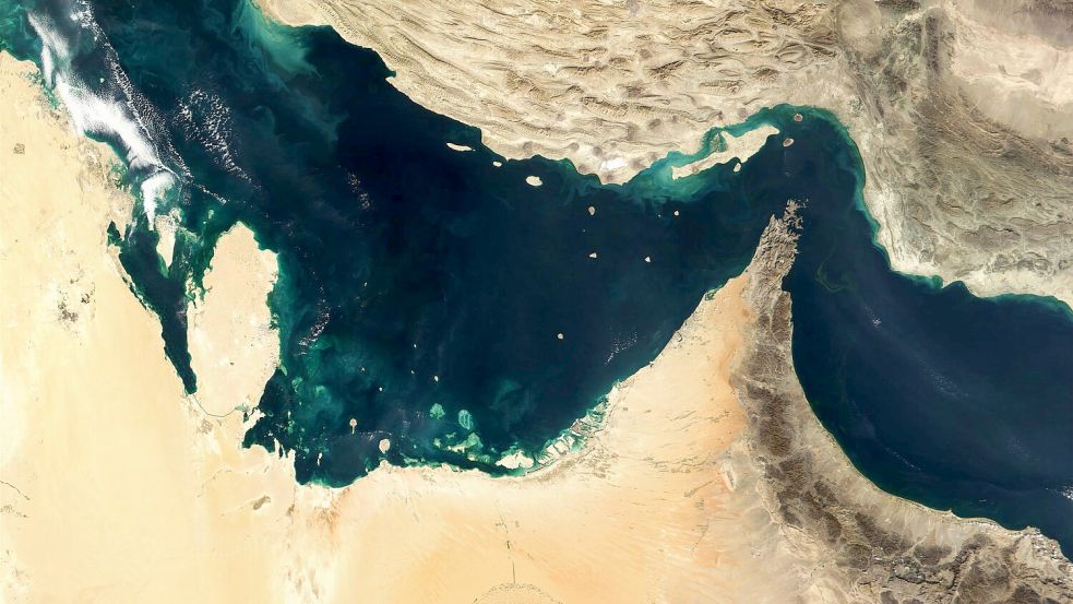 Die Schifffahrt durch die Straße von Hormus ist Berichten zufolge wieder zurückgegangen. (Archivbild) Foto: -/The Visible Earth/NASA/dpa
