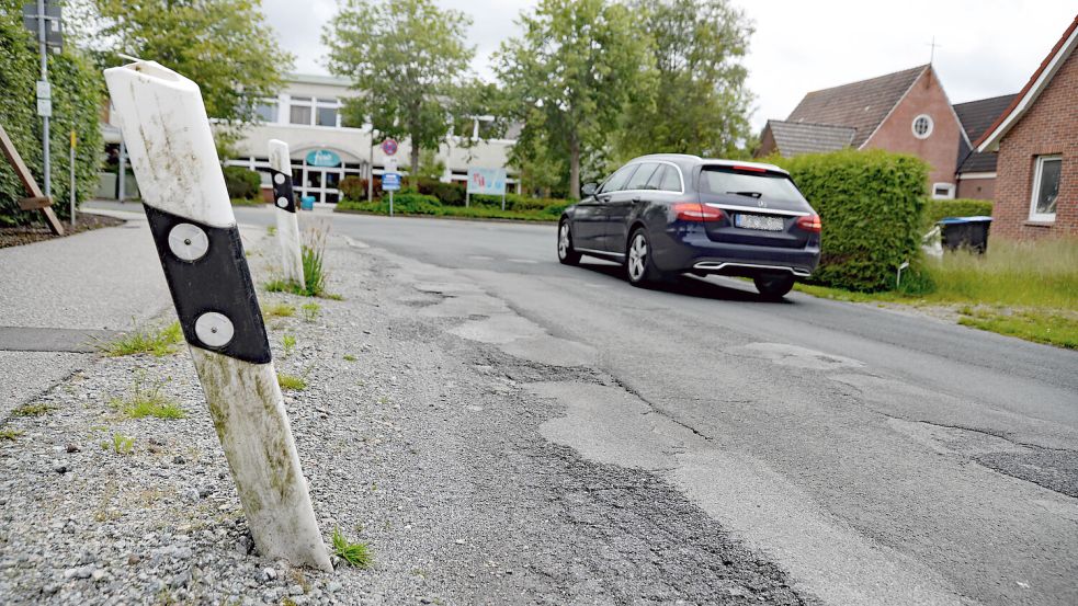 Die Sanierung der Königsmoorstraße bei der FCSO in Veenhusen soll als erstes saniert werden. Der Gehweg soll ebenfalls erneuert werden. Foto: Karin Lüppen