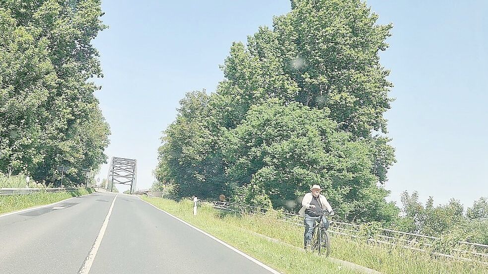 Fahrradfahrer haben während der Vollsperrung der Halter Brücke über die Ems freie Fahrt zwischen dem Rheiderland und Papenburg. Foto: Tatjana Gettkowski