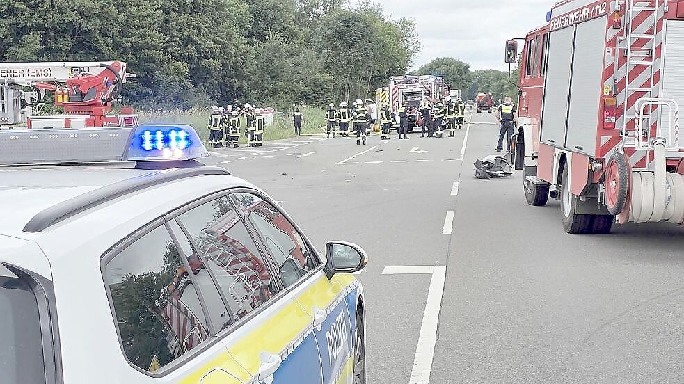 Bei dem Unfall auf der B 436 in Weener stießen ein Auto und ein Linienbus zusammen. Foto: Bodo Wolters