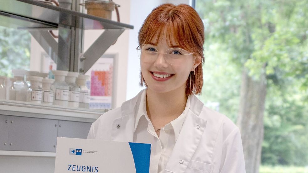 Marie Rohns freut sich über ihr Zeugnis. Foto: Hochschule