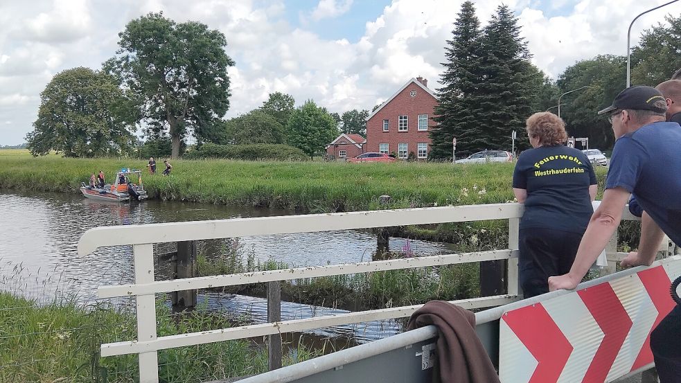 In Ems und Hauptfehnkanal wurden Ende Juni 2026 zwei Leichenteile gefunden. Dieses Foto stammt von der damaligen Such-Aktion. Nun waren die Ermittler erneut auf Leda und Jümme unterwegs. Foto: Archiv/Clarissa Scherzer