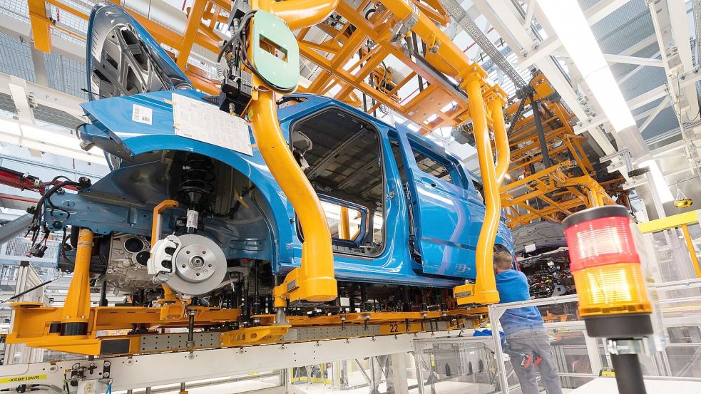 Die deutsche Autoindustrie hat aus Sicht von DIW-Ökonom Martin Gornig wichtige technologische Entwicklungen verschlafen. (Archivbild) Foto: Julian Stratenschulte