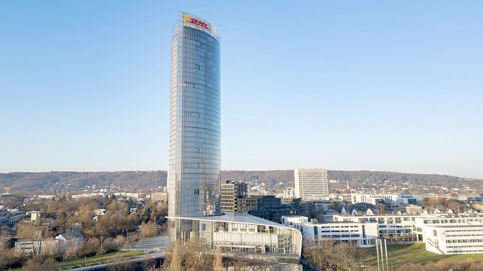 Am Rande von Bonn ragt ein riesiger Glaspalast gen Himmel: der Post-Tower, Konzernzentrale des Logistikers Deutsche Post/DHL. (Archivbild) Foto: Benjamin Westhoff/dpa