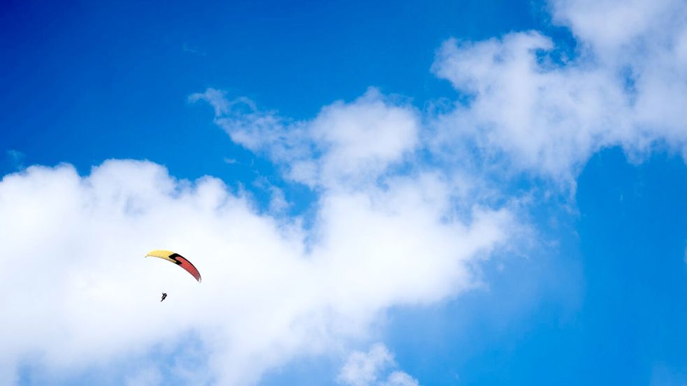 Gleitschirmfliegen ist besonders im Sommer ein beliebter Sport. (Symboldbild) Foto: Nicolas Armer