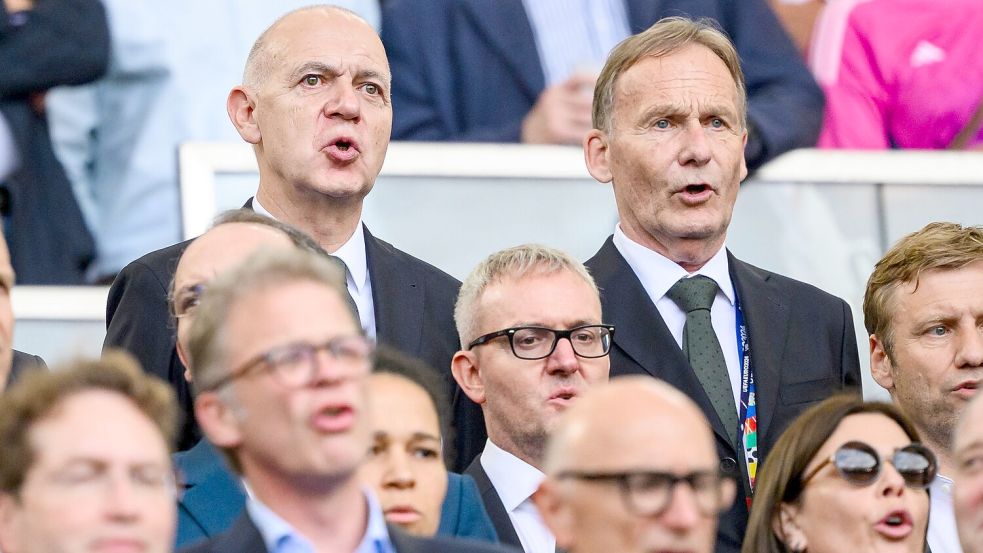 DFB-Präsident Bernd Neuendorf (l) und Hans-Joachim Watzke waren nach New York geflogen, um den Klopp-Deal fix zu machen. (Archivbild) Foto: Tom Weller