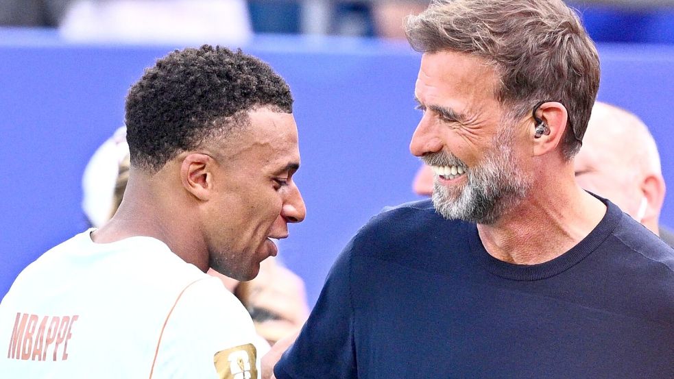 Omnipräsent bei der WM: Jürgen Klopp mit Frankreichs Topstar Kylian Mbappé. Foto: Tom Weller/dpa