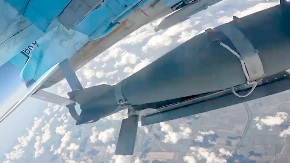 Das russische Militär wirft die Gleitbomben vom Flugzeug aus ab. (Archivbild) Foto: Uncredited/Rusian Defense Minist