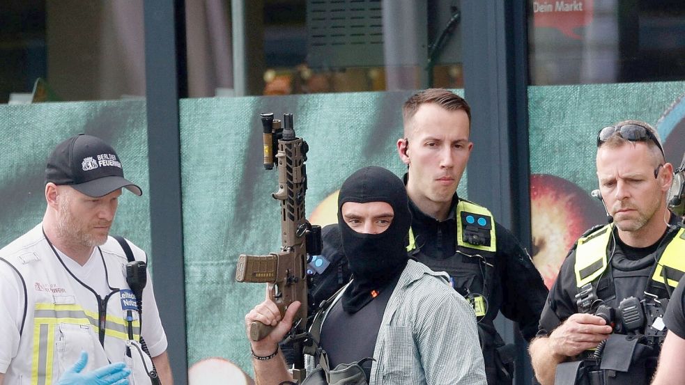 Neben einem Spezialeinsatzkommando (SEK) waren zahlreiche Polizeifahrzeuge, Rettungswagen und die Feuerwehr vor Ort. Foto: Carsten Koall/dpa