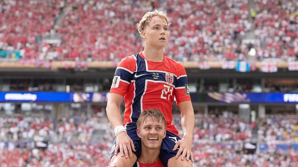 Andreas Schjelderup ließ sich nach seinem Traumtor auf den Schultern tragen. Foto: George Walker IV