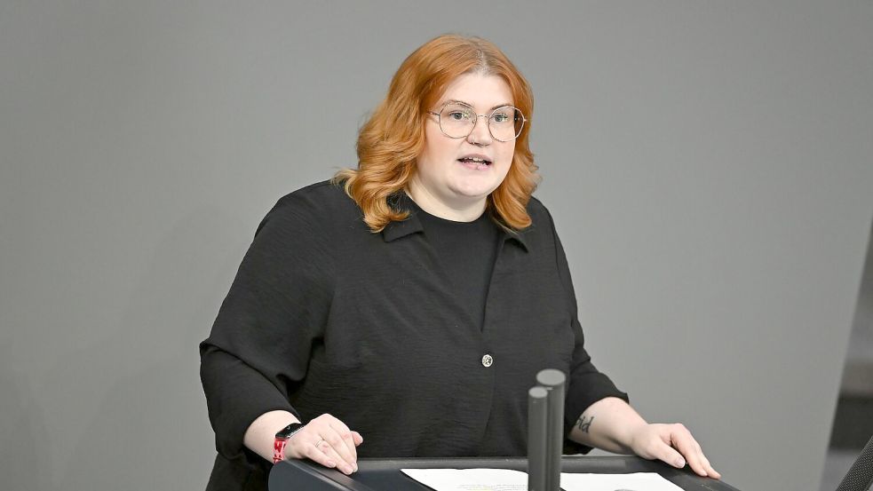 Aus Sicht der Linken-Rentenexpertin Sarah Vollath sind die großen Unterschiede zwischen Beamtenpensionen und Renten ungerecht. (Archivbild) Foto: Elisa Schu/dpa