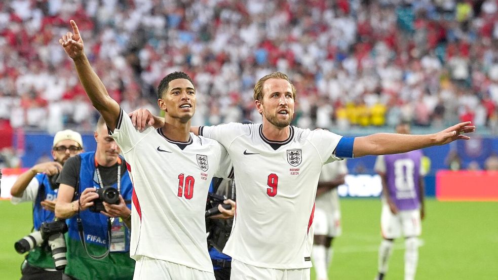 Jude Bellingham (l) und Harry Kane jubeln über den Halbfinaleinzug. Foto: Martin Rickett