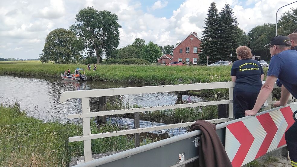 In Ems und Hauptfehnkanal wurden Ende Juni 2026 zwei Leichenteile gefunden. Dieses Foto stammt von der damaligen Such-Aktion. Nun waren die Ermittler erneut auf Leda und Jümme unterwegs. Foto: Archiv/Clarissa Scherzer
