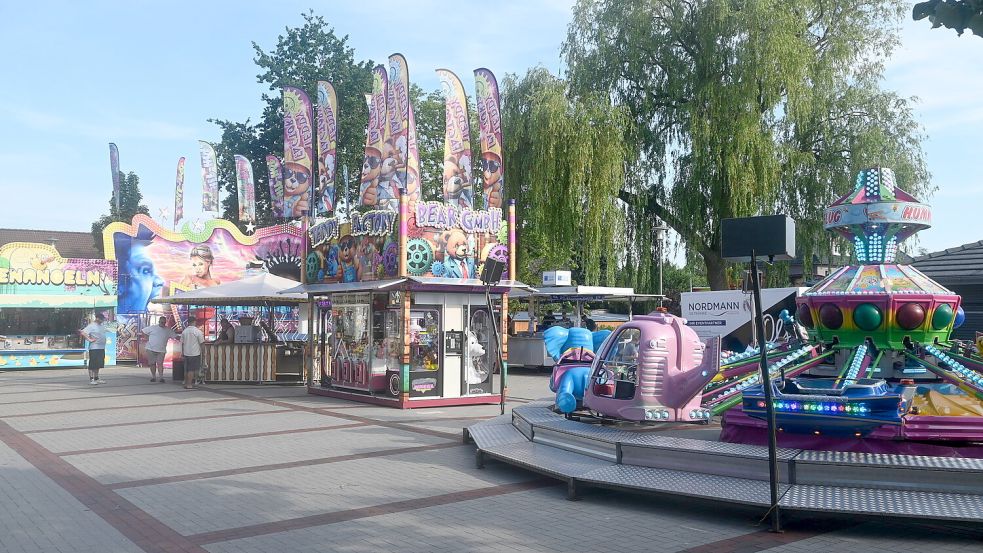 •Blick auf den Bottermarkt in Ihrhove am Freitagabend, 26. Juni 2026, mit Buden und Fahrgeschäften. Der Vorfall ereignete sich beim Abbau des Marktes am Montag, 29. Juni 2026. Symbolfoto: Holger Weers