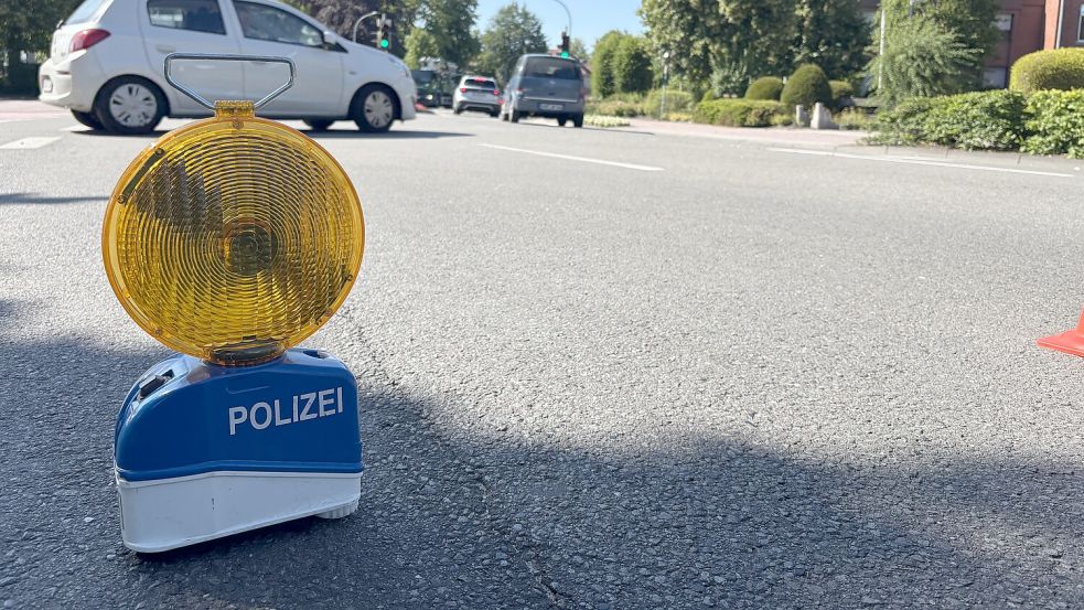 Nach einem Unfall auf der Julianenburger Straße staute sich der Verkehr auf dem Auricher Innenstadtring. Foto: Mieke Matthes
