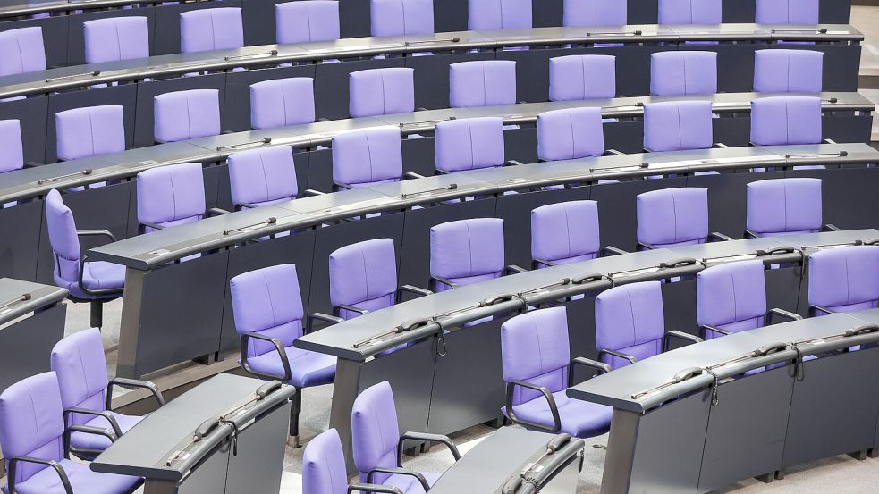 Wenn das Parlament Ferien macht, kommt das Sommerloch. Ist das wirklich noch so? Foto: IMAGO / Jochen Eckel