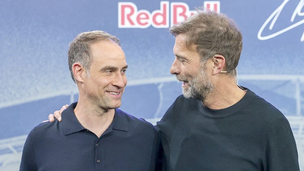 Red Bull-Geschäftsführer Oliver Mintzlaff (l) hält den Schlüssel in der Hand. (Archivbild) Foto: Jan Woitas