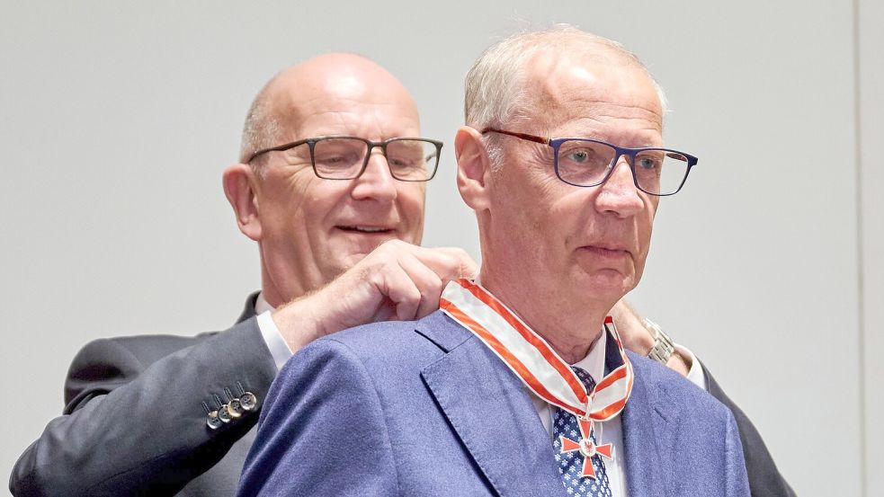 Ehrung als Mäzen für den Erhalt historischer Bauwerke in Potsdam: TV-Moderator Günther Jauch bekommt von Brandenburgs Ministerpräsident Dietmar Woidke den Landesverdienstorden umgehängt. Foto: Annette Riedl