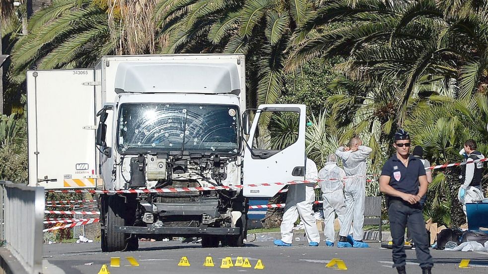 Mit einem tonnenschweren Lastwagen raste der Attentäter in die Menschenmenge auf der Strandpromenade von Nizza. (Archivbild) Foto: Andreas Gebert