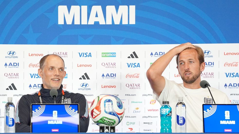Harry Kane (r) springt Thomas Tuchel bei. Foto: Martin Rickett