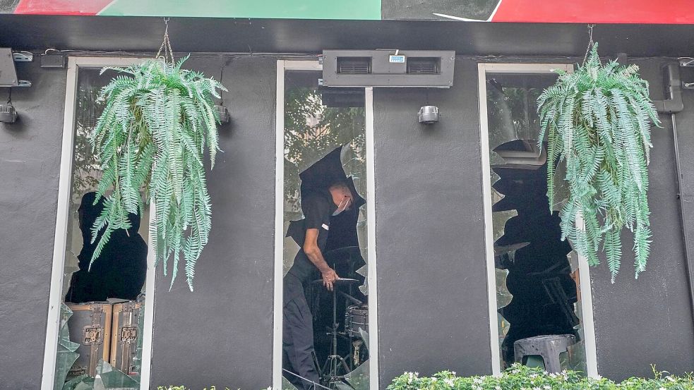 Polizisten suchten am Tag nach dem Feuer nach Hinweisen zur Unglücksursache. Foto: Sakchai Lalit