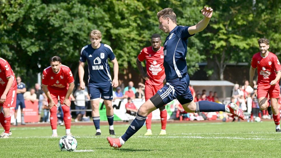 Hages Neuzugang Hendrik Diekmann traf und verschoss in der regulären Spielzeit gegen Norden einen Elfmeter. Auch im Elfmeterschießen trat er an. Foto: Jens Doden, Blomberg