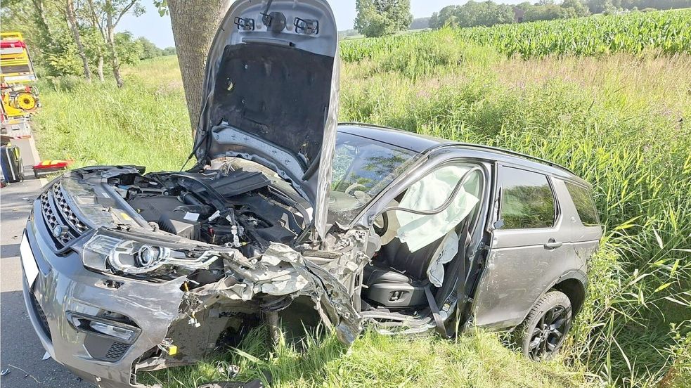 Bei einem Unfall bei Hooksiel wurden drei Menschen schwer verletzt. Foto: Polizei