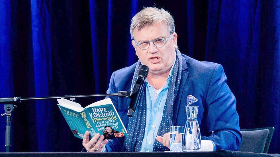 Hape Kerkeling liest aus seinem Buch „Pfoten vom Tisch!“, das jetzt auch verfilmt wird (Archivbild). Foto: Rolf Vennenbernd