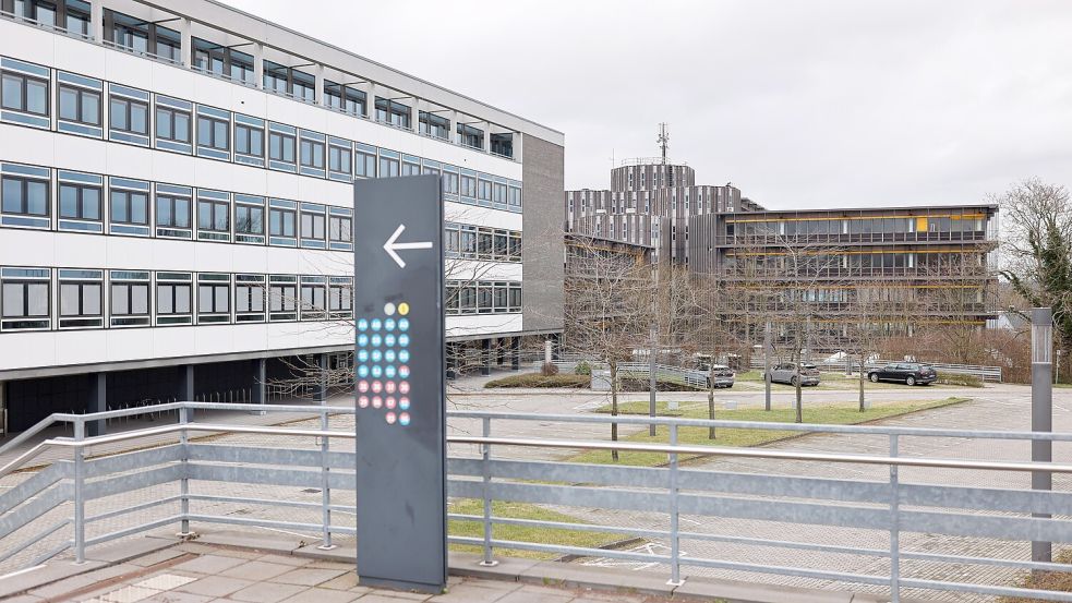Das Universitätsgebäude AVZ (rechts im Hintergrund) am Westerberg darf wegen seiner Asbestverseuchung bereits seit 2013 nicht mehr für den Lehrbetrieb genutzt werden. Foto: Michael Gründel